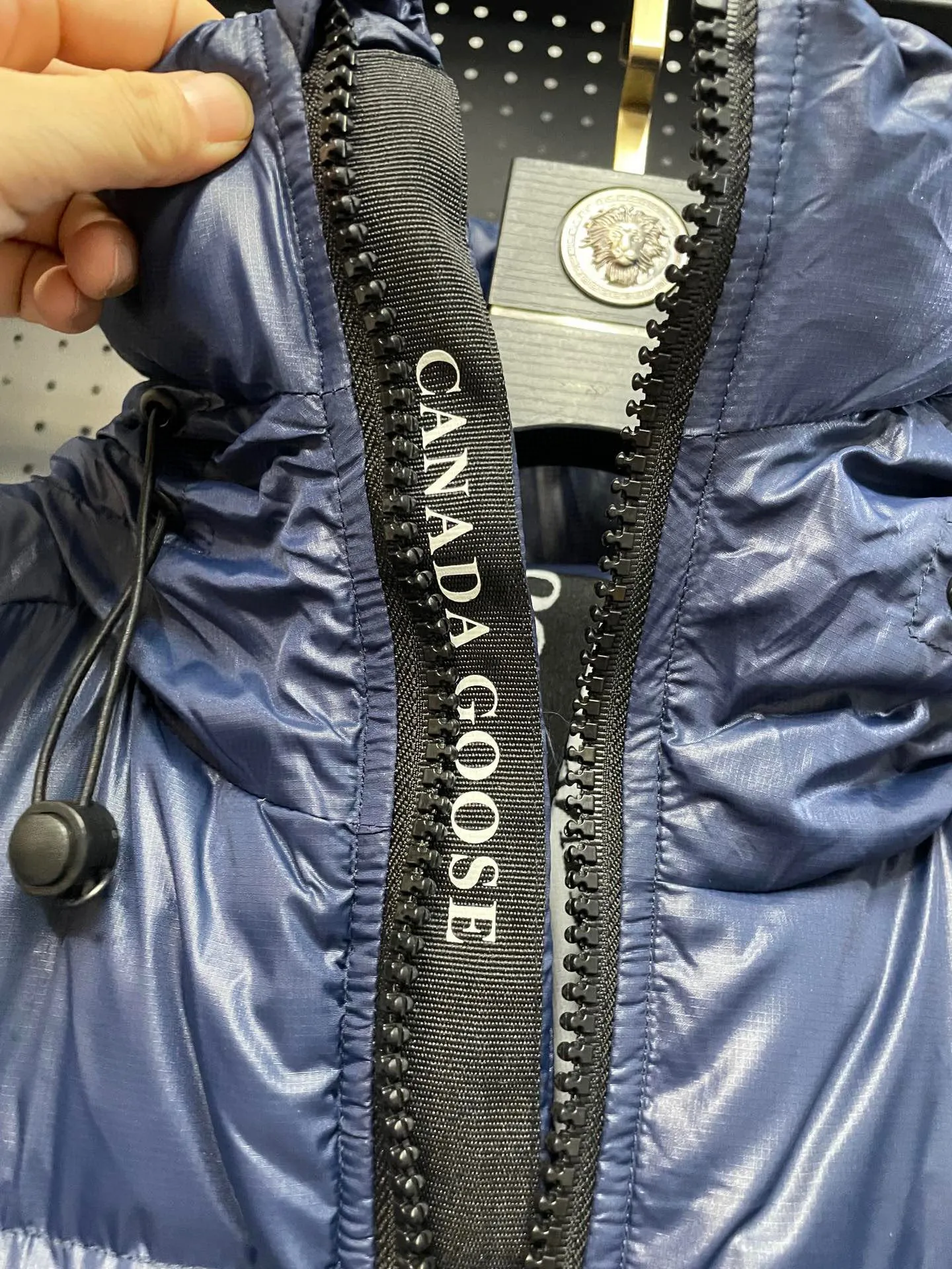 P780 Blue Red Label Top Version 𝘾𝘼𝙉𝘼𝘿𝘼 𝙂𝙊𝙊𝙎𝙀/Canada Goose 2023 Limited New Crofton Puff Down Jacket Pure Guangzhou Inspection 95 White Duck Down Filling‼  Top version, ceiling level‼ Crofton soft bread, the latest style in 2023, has a cold protection effect of up to level 4. It is made of recycled Feather-Light tear-resistant fabric. It is ultra-light and has no weight on the upper body at all! The unique black label highlights your temperament‼  Canada Goose, a Canadian brand, has always been recognized as the warmest down jacket. Various Instagram celebrities, Internet celebrities, and celebrities often wear it for street photos. I do Canada Goose every year, but I still can’t get rid of my love for geese. No matter how cold the winter is, there is no need to be afraid, because there are geese! Filled with 80% white duck down, Canada Goose is the legendary warmest down jacket and is known as a must-have for Arctic outdoor sports! The most popular down jacket in the world, celebrities are rushing to buy it, it is a must-have! Same style for men and women Size: S-XXL